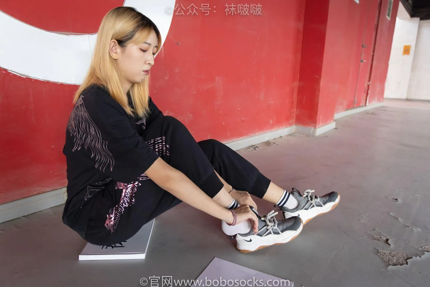 [BoBoSocks袜啵啵]NO.018 木木-运动鞋、白棉袜、裸足 [136P]插图3